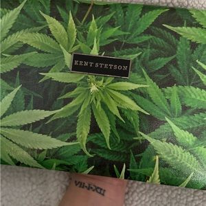 green lovers clutch with chain.